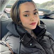 Chica con título de monitora de lleure y dinamización